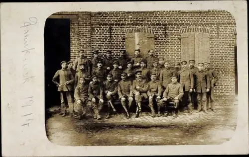 Foto Ak Deutsche Soldaten in Uniform, Gruppenbild, Frankreich 1917, 1. WK