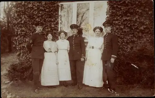 Foto Ak Zollbeamte in Uniform, Zöllner, Frauen