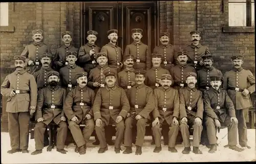 Foto Ak Deutsche Soldaten in Uniform, Gruppenbild