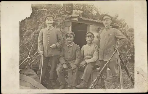 Foto Ak Deutsche Soldaten in Uniform, Unterstand, Gewehre, I. WK