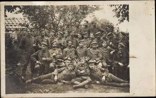 Foto Ak Deutsche Soldaten in Uniform, I. WK, Gruppenbild, 1917