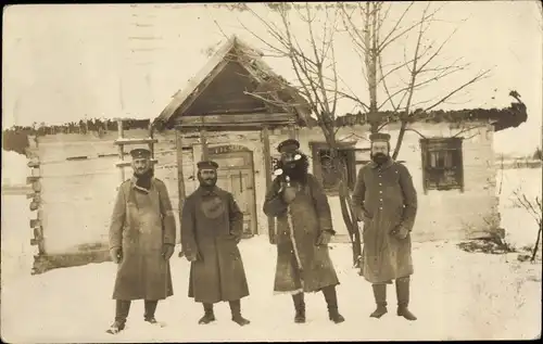 Foto Ak Deutsche Soldaten in Uniform, Gruppenbild vor einem Haus, Winter, Kriegsschauplatz 1. WK