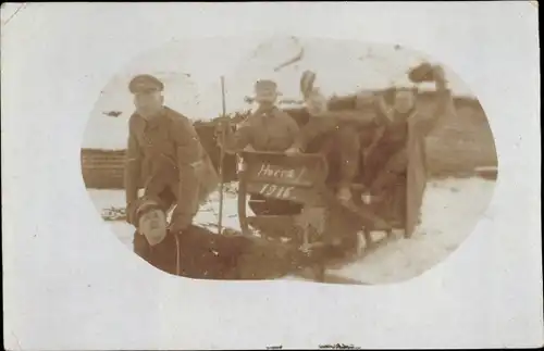 Foto Ak Deutsche Soldaten in Uniform auf einem Schlitten, Neujahr 1916, 1. WK