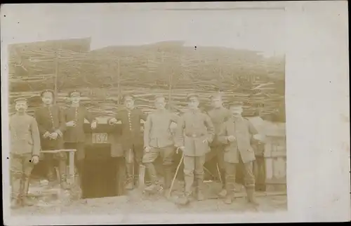 Foto Ak Deutsche Soldaten in Uniform vor Unterstand 132, I. WK