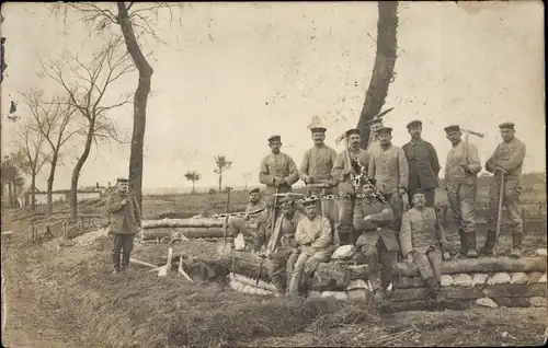 Foto Ak Deutsche Soldaten in Uniform mit Spitzhacken, Grabenbau, 1. WK