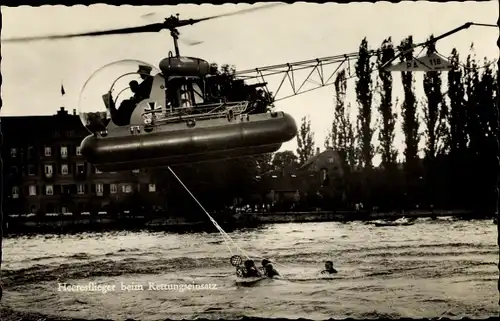 Ak Deutsche Bundeswehr, Heeresflieger beim Rettungseinsatz, Hubschrauber