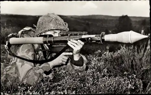 Ak Deutsche Bundeswehr, Grenadier mit Panzerfaust 44