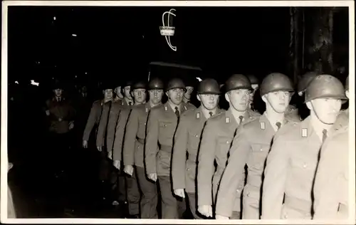 Foto Deutsche Bundeswehr, Soldaten in Uniform beim Marsch