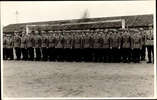 Foto Deutsche Bundeswehr, Soldaten in Uniform beim Appell