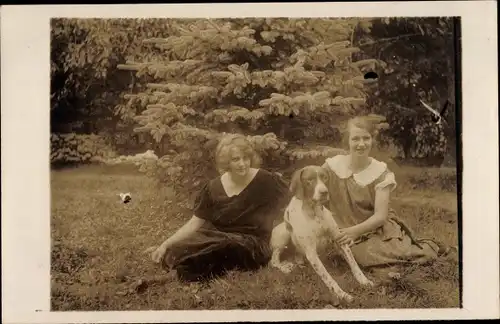 Foto Ak Zwei junge Frauen mit Hund, Henriette