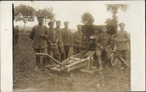 Foto Ak Deutsche Soldaten in Uniformen, Munition