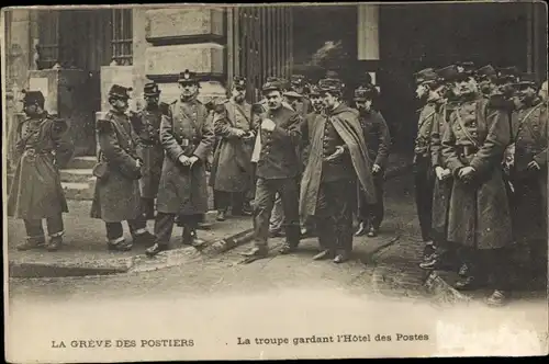 Ak La Greve des Postiers, La troupe gardant l'Hotel des Postes