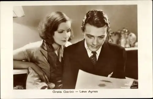 Ak Schauspieler Greta Garbo und Lew Ayres, Filmszene, Ross Verlag 5516/2