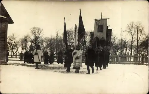 Foto Ak Unbekannter Ort, Prozession im Winter