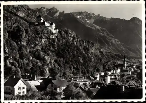 Ak Vaduz Liechtenstein, Panorama des Ortes mit den Rhätikonbergen