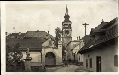 Ak Dobruška Gutenfeld Region Königgrätz, Straßenpartie, Kirche