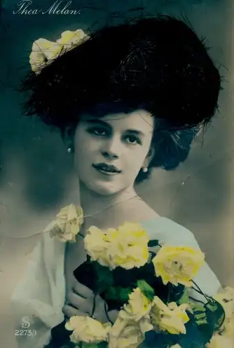 Material Ak Portrait einer Frau mit Hut und Rosen, Thea Melan