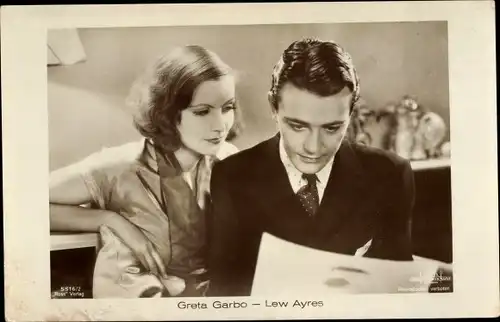 Ak Schauspielerin Greta Garbo und Schauspieler Lew Ayres