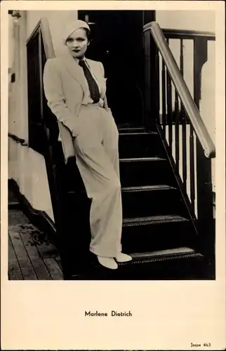 Ak Schauspielerin Marlene Dietrich, Portrait im Anzug auf einer Treppe
