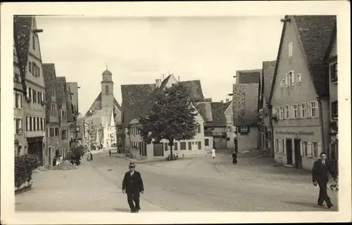 Foto Ak Dinkelsbühl in Mittelfranken, Hauptstraße, Passanten, Kirche im Hintergrund