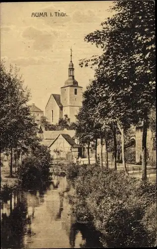 Ak Auma Weidatal in Thüringen, Flusspartie mit Blick zur Kirche, Fachwerkhaus