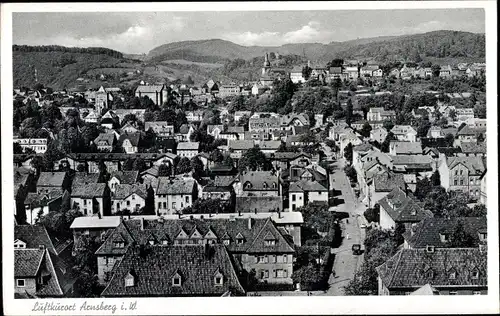 Foto Ak Bruchhausen Arnsberg, Blick über ein Feld, großes Wohnhaus