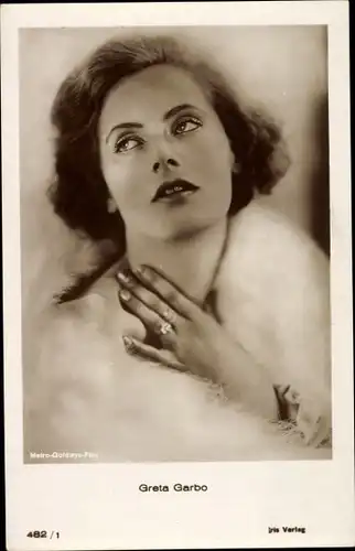 Ak Schauspielerin Greta Garbo, Portrait, Ring, Pelzschal