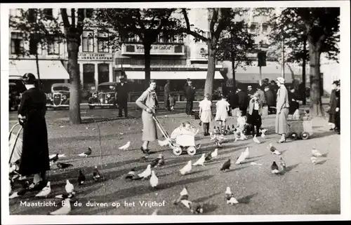 Ak Maastricht Limburg Niederlande, Bij de duiven op het Vrijthof, Tauben, Kinderwagen