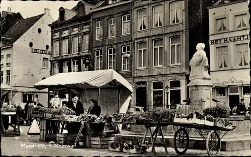 Ak Maastricht Limburg Niederlande, 't Mooswief, Marktstände, Denkmal