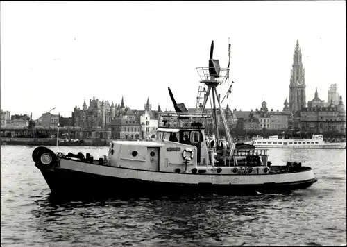 Foto Hamburg, Schlepper vor der Stadt