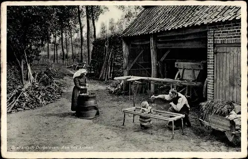 Ak Nordbrabant Niederlande, Brabantsch Dorpsleven, Aan het karnen, Frau mit Butterfass