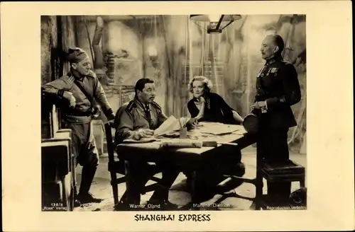 Ak Filmszene aus Shanghai Express, Schauspielerin Marlene Dietrich, Warner Oland, Ross Verlag 136/3