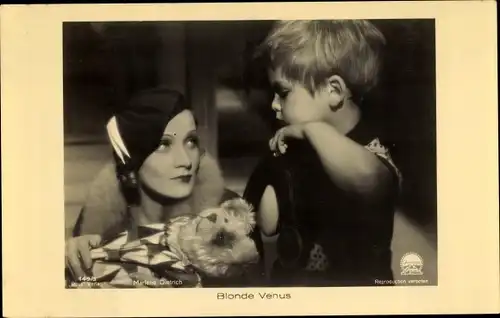 Ak Schauspielerin Marlene Dietrich, Blonde Venus, Kind, Teddybär, Ross Verlag 149/3