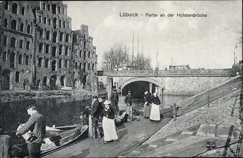 Ak Hansestadt Lübeck,An der Holstenbrücke, Anlegestelle, Boote