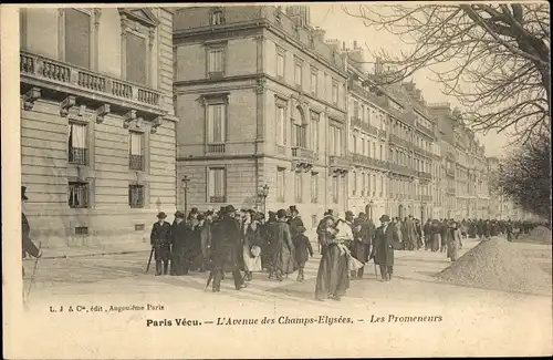 Ak Paris VIII, Paris vécu, aux Champs Elysées, les Promeneurs