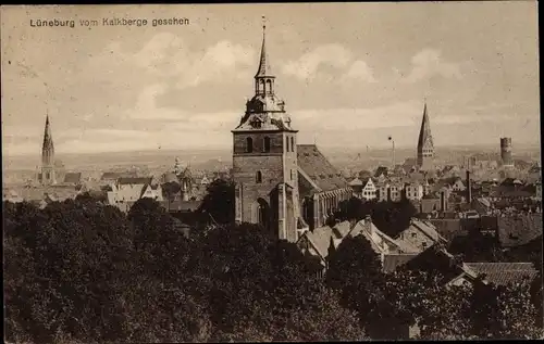 Ak Lüneburg in Niedersachsen, Stadt vom Kalkberge gesehen, Kirche