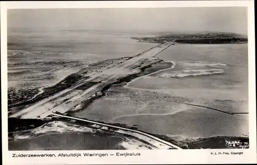 Ak Wieringen Hollands Kroon Niederlande, Zuiderzeewerken, Afsluitdijk, Ewijksluis, Fliegeraufnahme