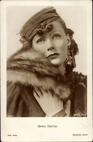 Ak Schauspielerin Greta Garbo, Portrait, Pelzschal