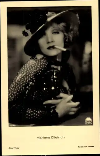 Ak Schauspielerin Marlene Dietrich, Portrait, Zigarette rauchend, Ross Verlag 7021/1