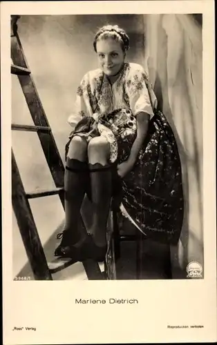 Ak Schauspielerin Marlene Dietrich, Sitzportrait, Leiter