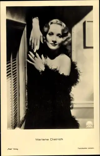 Ak Schauspielerin Marlene Dietrich, Portrait, Zigarette, Ross Verlag 6673/1