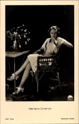 Ak Schauspielerin Marlene Dietrich, Portrait, Beine, Ross Verlag 5756/2