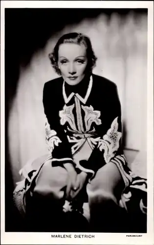 Ak Schauspielerin Marlene Dietrich, Sitzportrait, Modischer Mantel