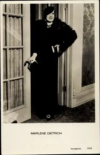 Ak Schauspielerin Marlene Dietrich, Standportrait