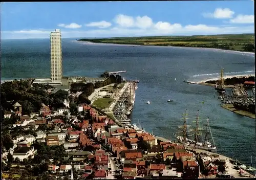 Ak Ostseebad Travemünde Lübeck, Blick über den Ort zum Maritim Hotel, Segelschiff