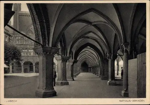 Ak Hansestadt Lübeck, Rathaus Arkaden