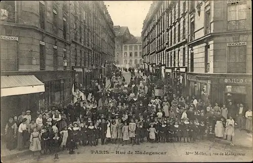 Ak Paris XII, Rue de Madagascar, Menschenansammlung