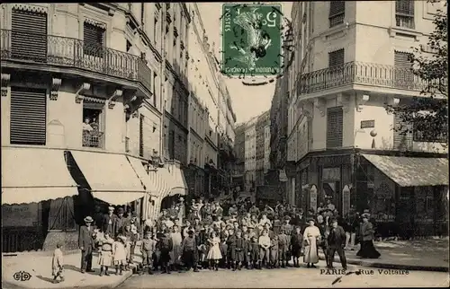 Ak Paris XI,Rue Voltaire, Menschenansammlung