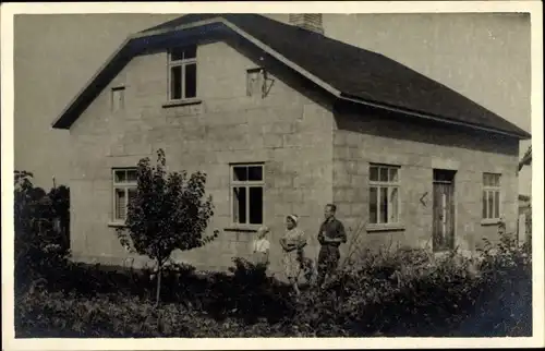 Foto Ak Ventspils Windau Lettland, Wohnhaus, Hausbewohner