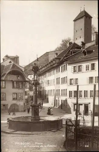Ak Fribourg Freiburg Stadt Schweiz, Place et Fontaine de la Fidelite, Brunnen